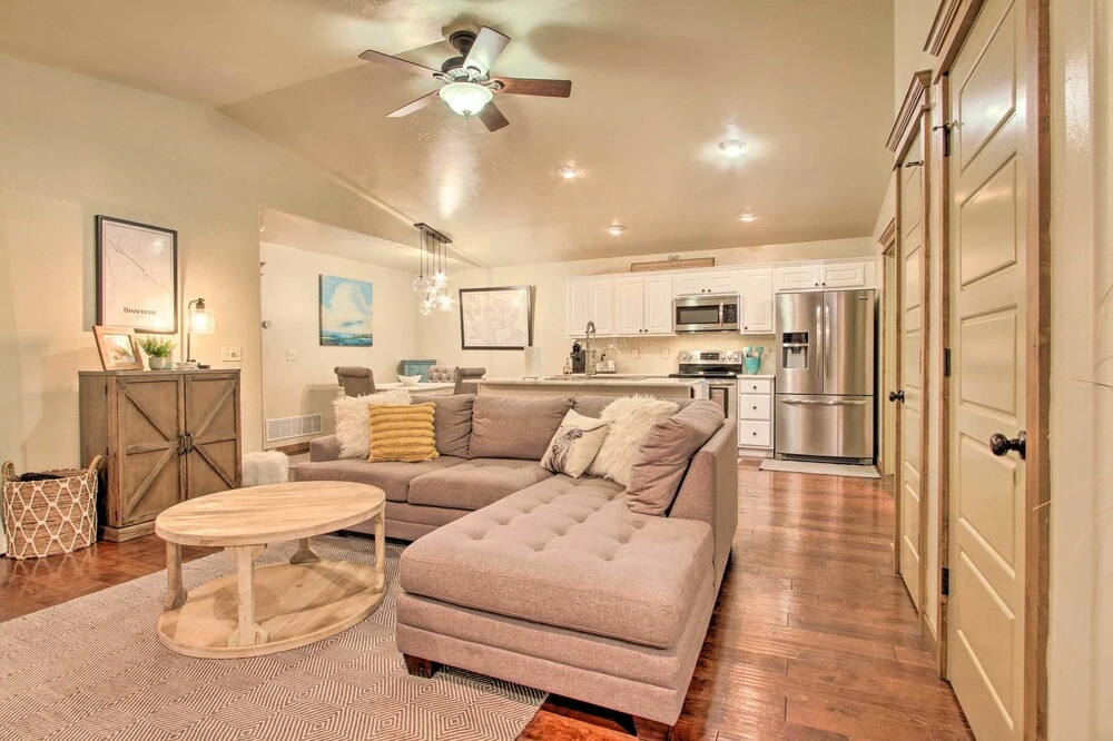 Townhome w/ Private Hot Tub, 8 Mi to Downtown