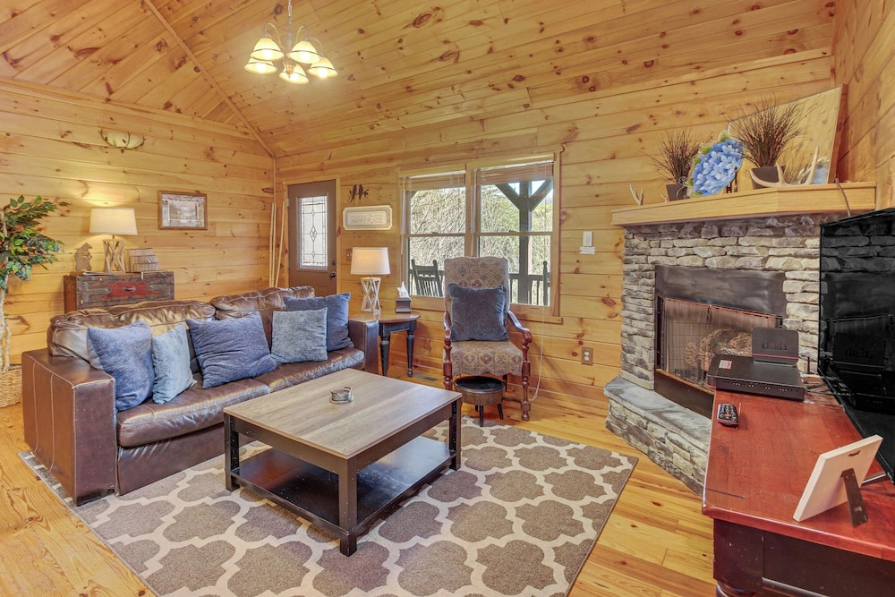Hot Tub + Mtn Views: Peaceful Blue Ridge Retreat