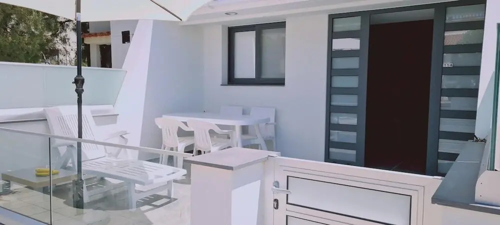 14 AN - 114 Nissi Twins Apartment
