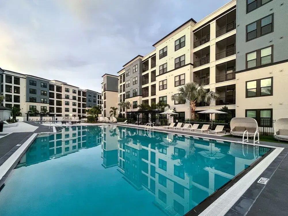 Landing Incredible 2BD Clubhouse Pool