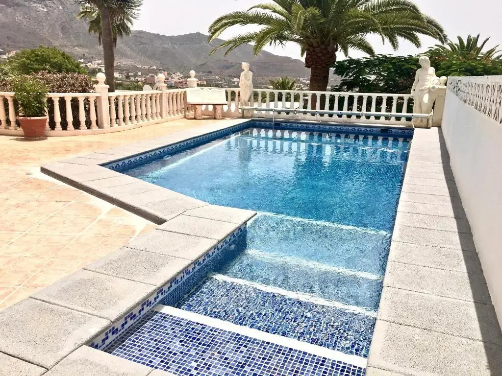 Detached villa, private pool only 10 minutes to beaches
