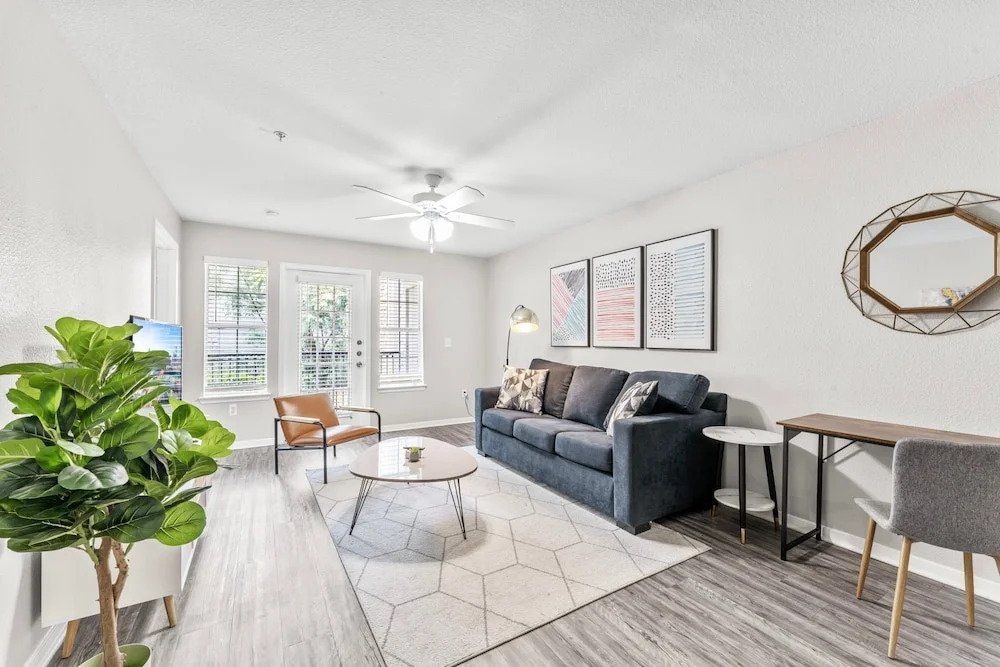Cozy Chic 2BR King Suite w Gym Pool Close to DT
