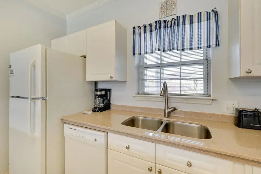 Myrtle Beach Condo: Community Pool & Golf Course!