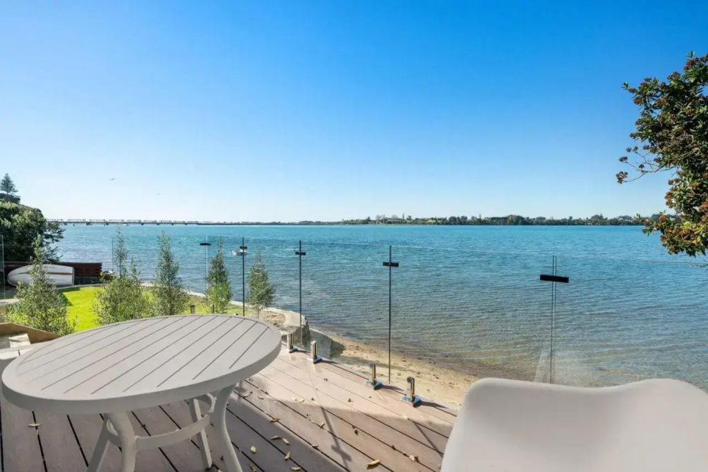 Entire Waterfront House - Boat Shed - 3 Kitchens