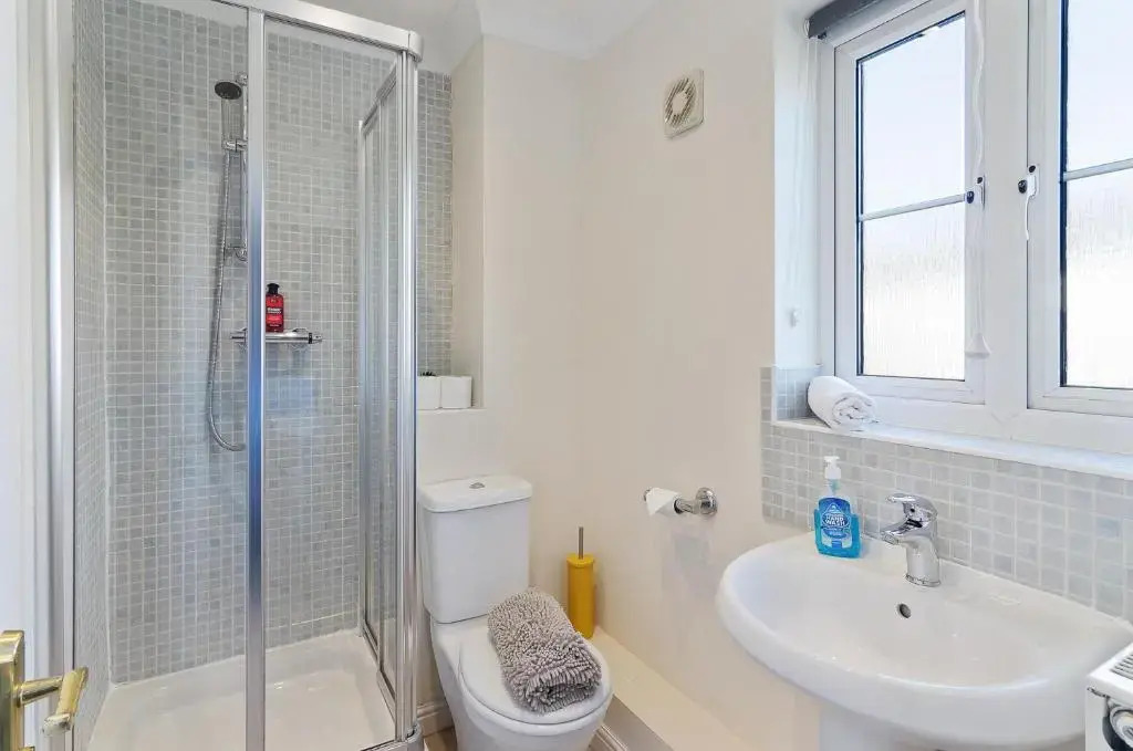 Central Townhouse with Free 2 space Parking, fast 50Mbps Wifi and Netflix, also Full Kitchen Washer and dryer with Balcony