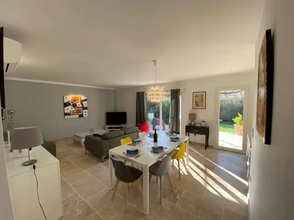Sun-kissed Villa in Lirac