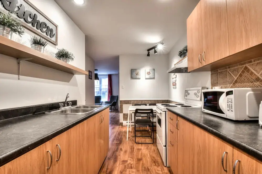 100 METERS to METRO BEAUDRY - FULL APARTMENTS - 1 minute walk to the FAMOUS ST CATHERINE STREET - FAST WIFI - WASHER & DRYER ON SITE - Montcalm units