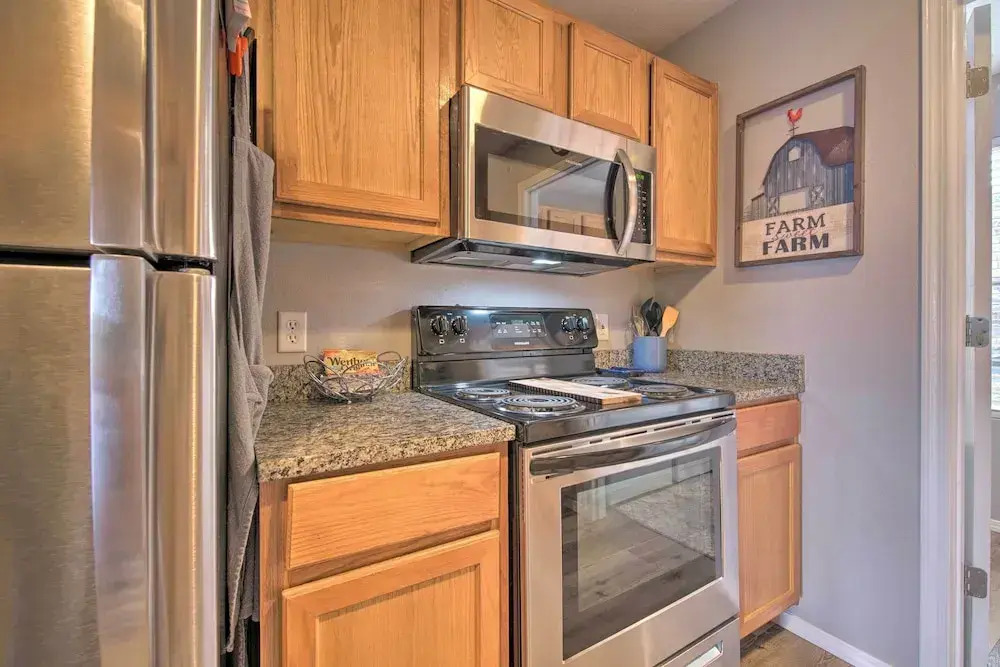 5 Mi to Marvel Cave: Ground-level Branson Apt!