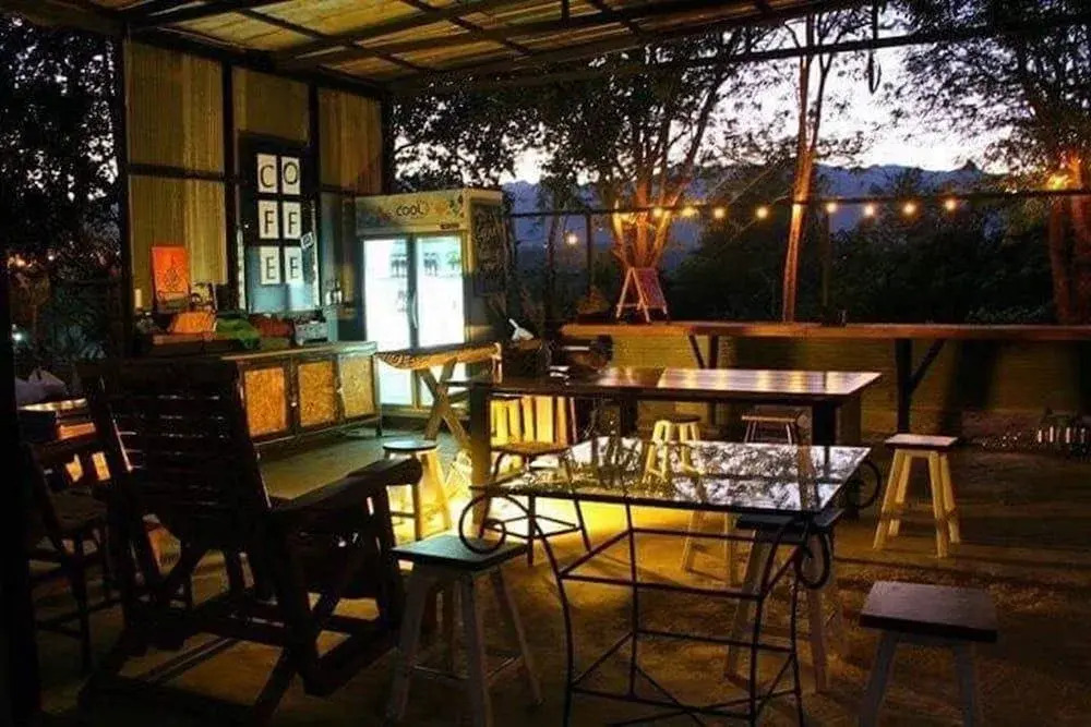 Slow Life Coffee Bar and Hostel