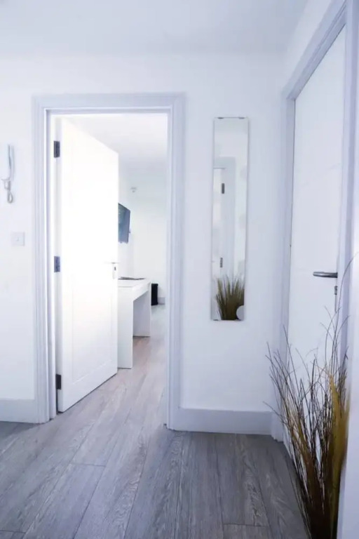 Modern Sea Front Apartment Sleeps 10