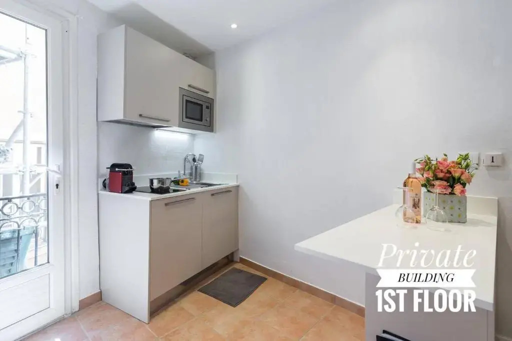 Private Building, 4 Apts, Unique at Nice - Old Town