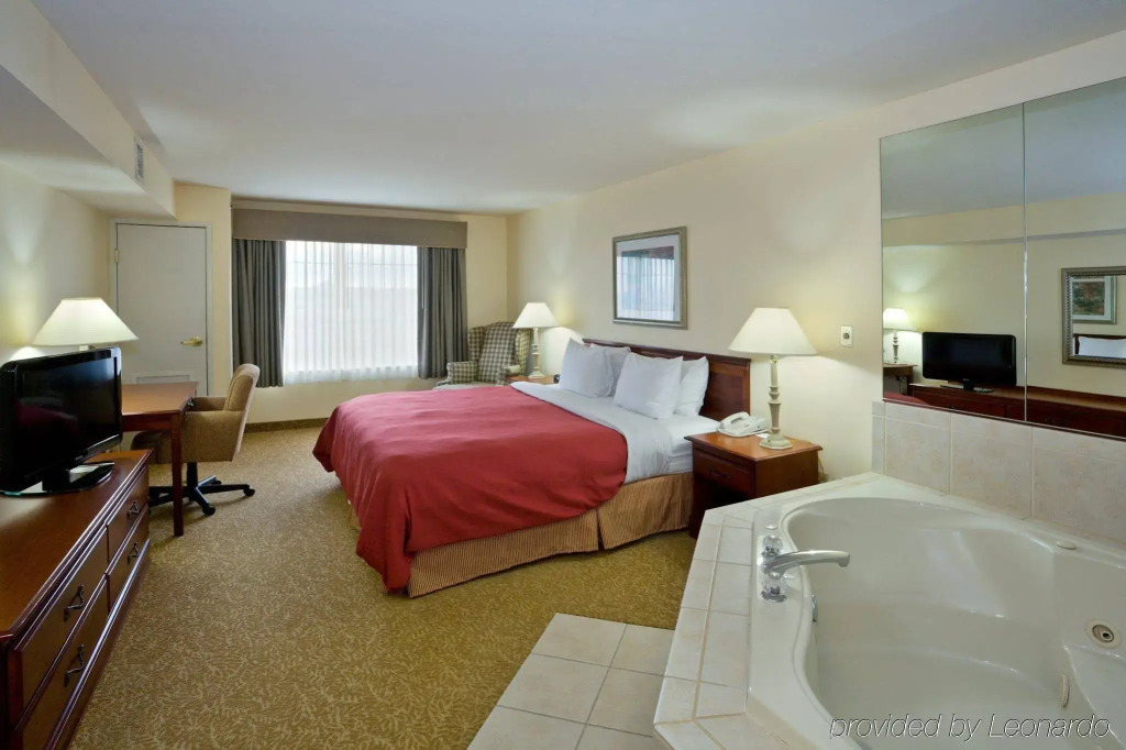 Country Inn & Suites by Radisson, Big Rapids, MI