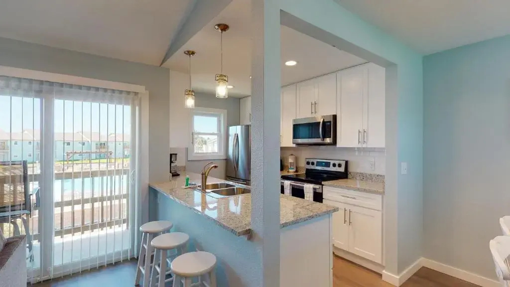 AH-H229 Newly Remodeled Second Floor Condo, Overlooking PoolHot Tub