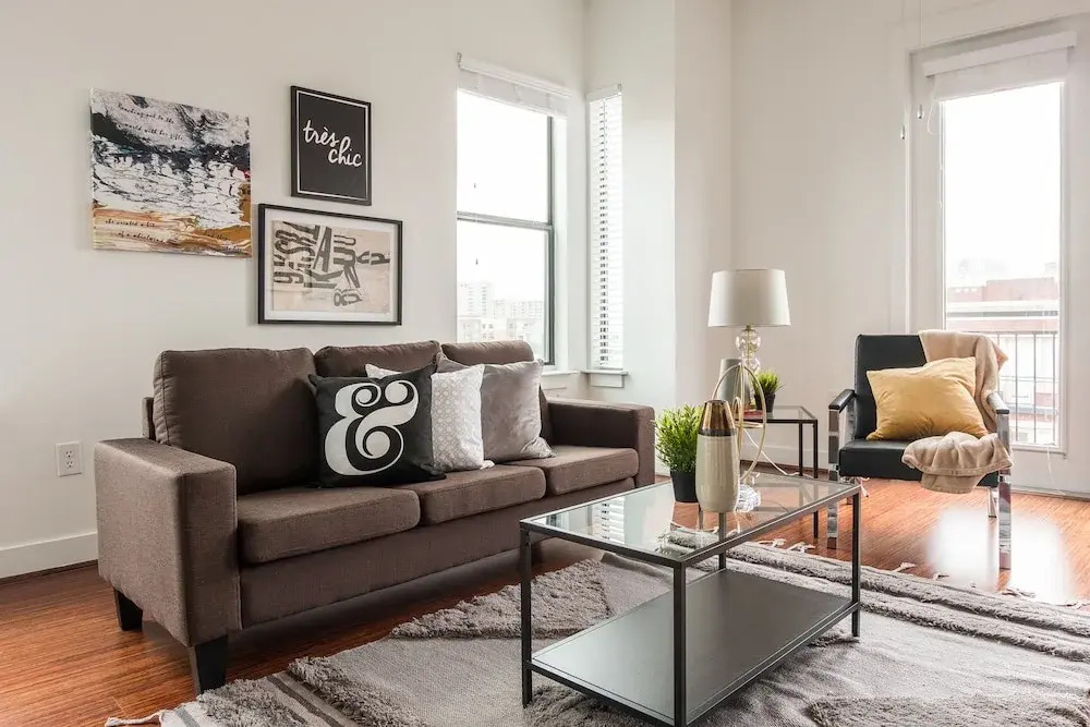 1 BR Uptown Apt close to shopping by Frontdesk