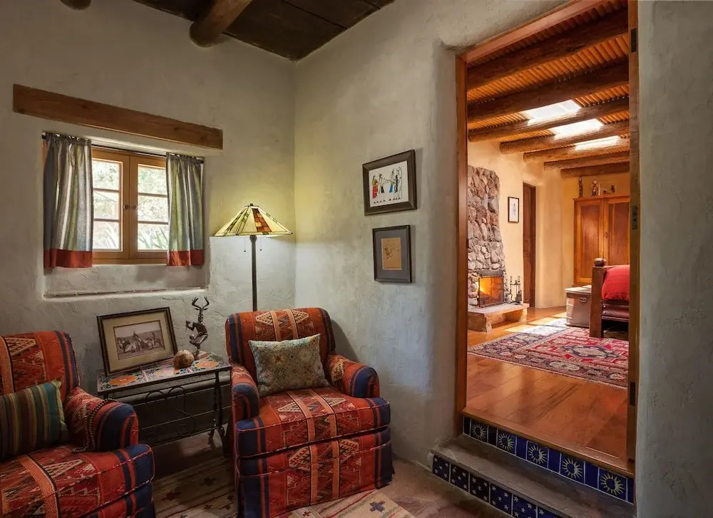 Delightful Home W/ Courtyard, Hot Tub & Fireplaces Home