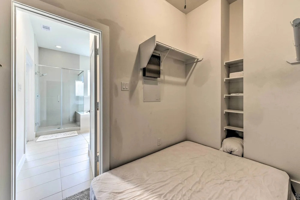 Central Houston Townhouse - 1 Mi to Downtown