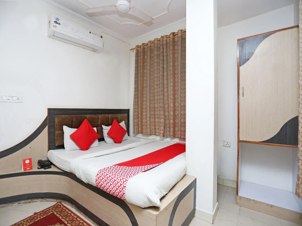 OYO 4406 Hotel Arya Palace
