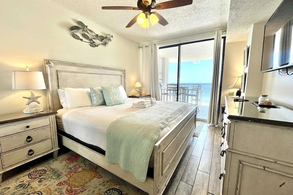 Shoalwater 1102 3 Bedroom Condo by RedAwning