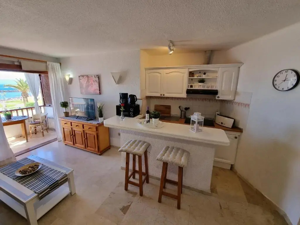 Casa Playa del Duque 2 in 1st sea line directly at the beach, heated pool, Wifi