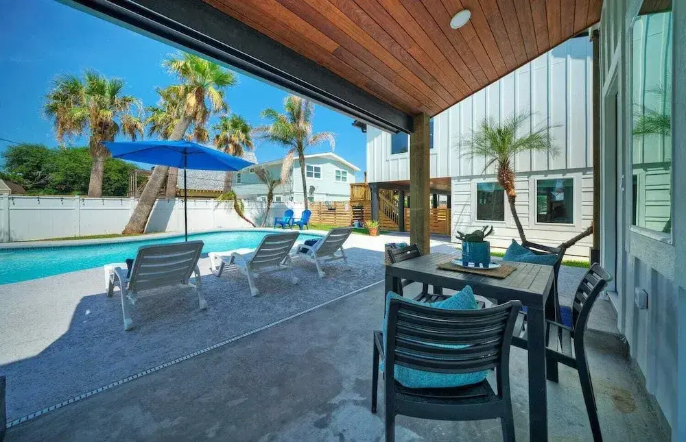 Private Pool, Walk to Beach, 6bdr, Main+guest House Third Sandbar by Avantstay