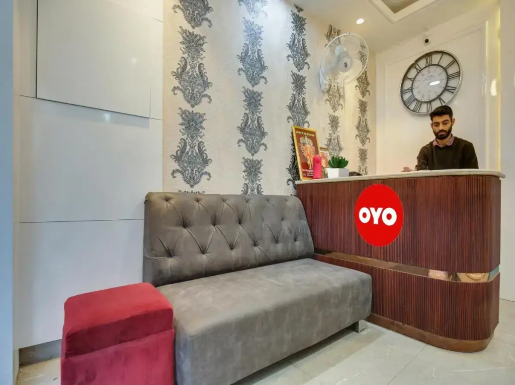 OYO Flagship 80706 Hotel Crown