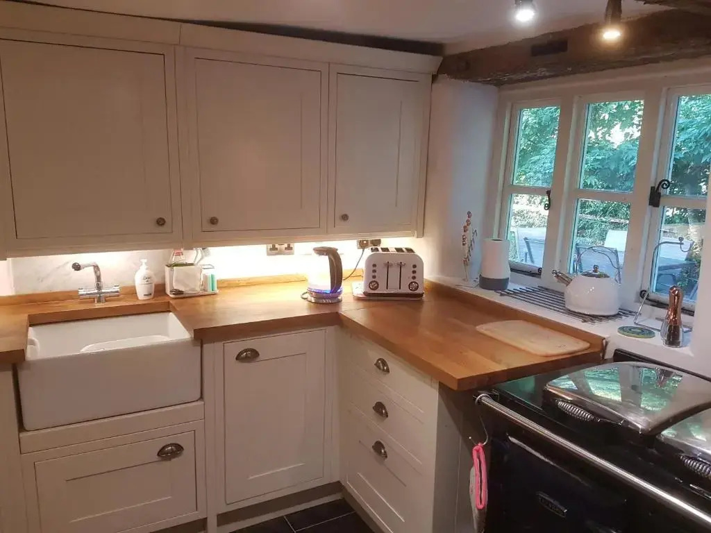 Delightful 3 bed Thatched Cottage Near Winchester