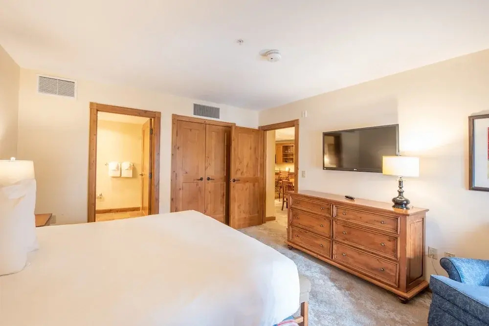 Top Floor 2 Bedroom Condo in Mountaineer Square