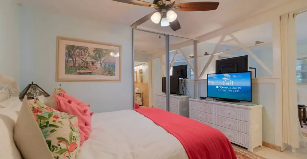 The Secret Garden - The Cottage Near Beach, Shops, Restaurants, Pet Friendly, Close to Lucerne Ave!