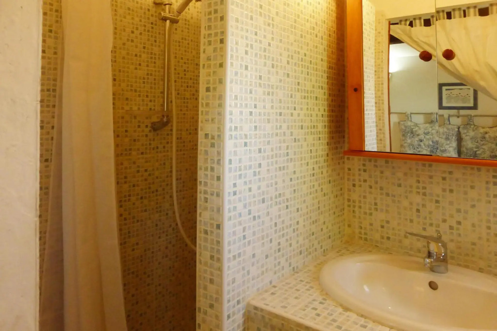 Holiday cottage with private terrace, Bellegarde