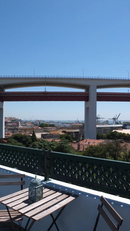 Quiet and Sunny central Lisbon apartment