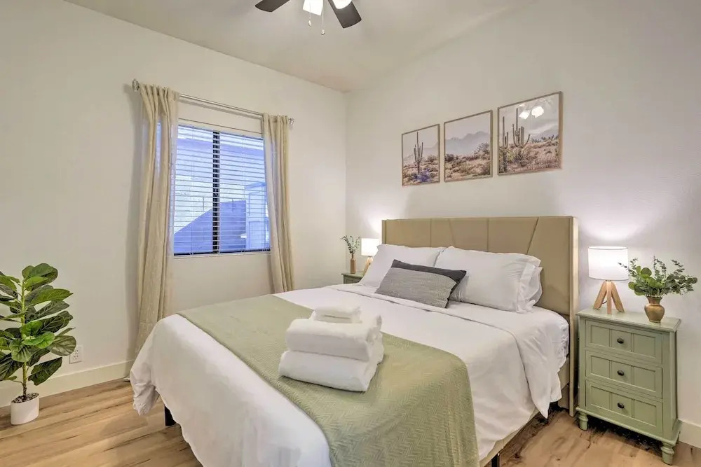 Sunlit Peoria Gem w/ Yard: Hike, Golf & Explore