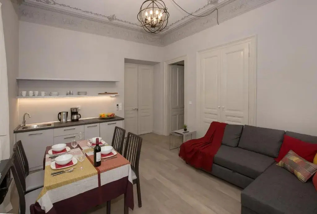 Magnificent neoclassical apt in Syntagma-Plaka by GHH