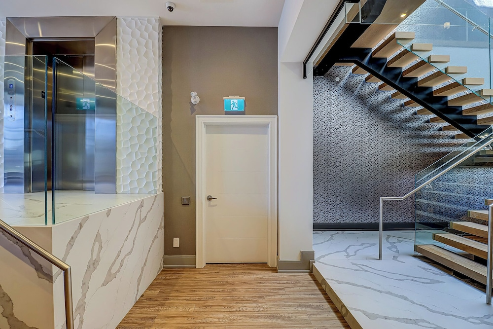 Dream Suites Near YYZ Airport