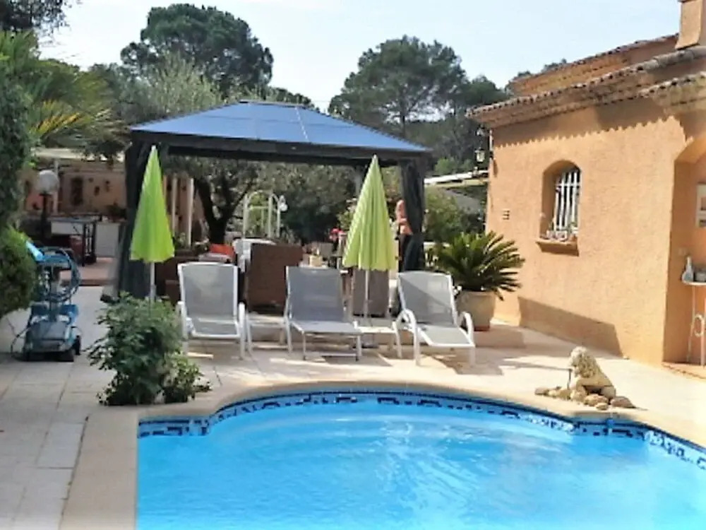 Cozy Holiday Home at Roquebrune-sur-argens With Pool