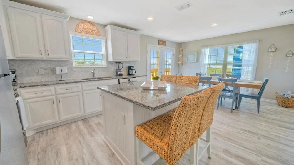 Barefoot and Salty & Tequila Tides by Avantstay. Sleeps 20 2 Homes + Dual Pools + Golf Cart 5 Min to Beach Port Aransas