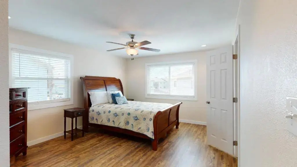 AH-G224 Remodeled Second Floor Condo, Shared Pool & Hot Tub, Near Marina