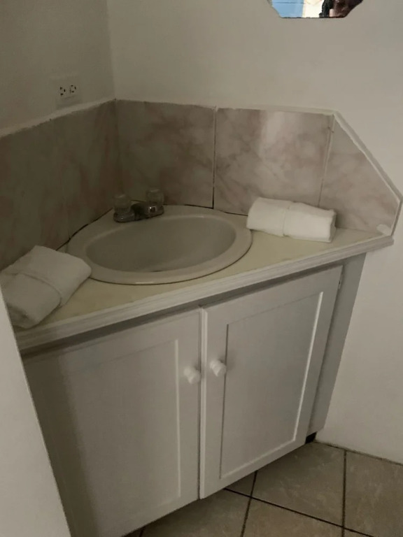 1 Bed Studio Apt - Parking, Wifi, Mountain Views