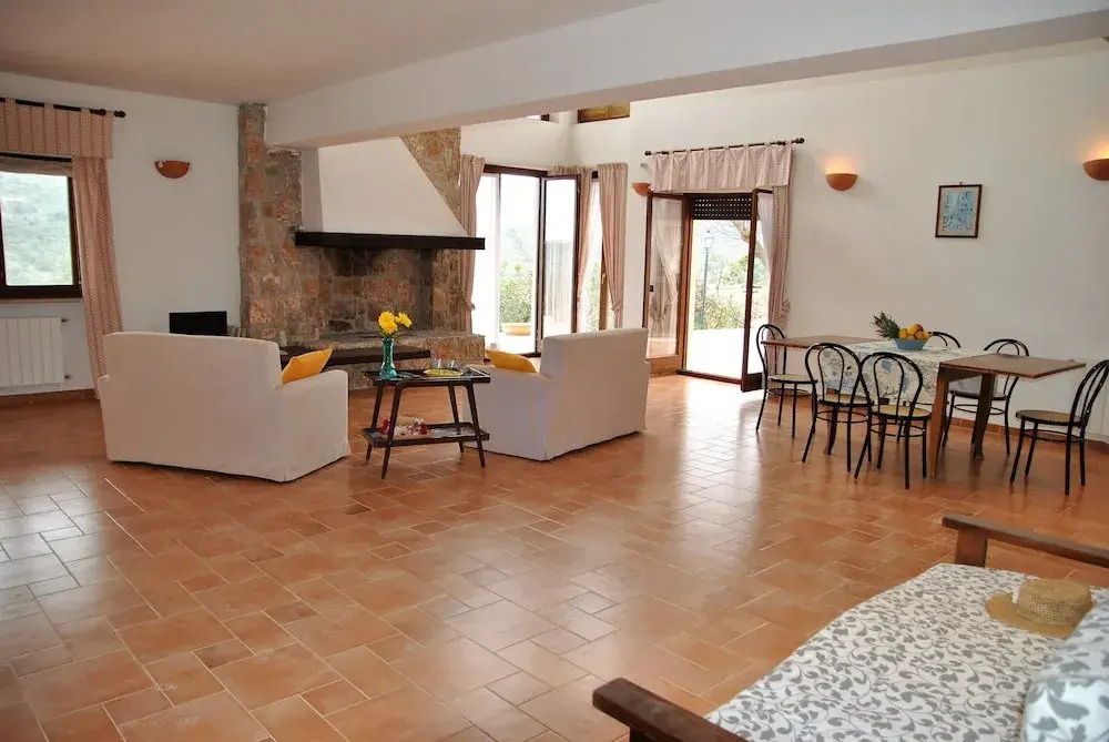 Suite on hill, air-conditioned apartment in villa with outdoor patio