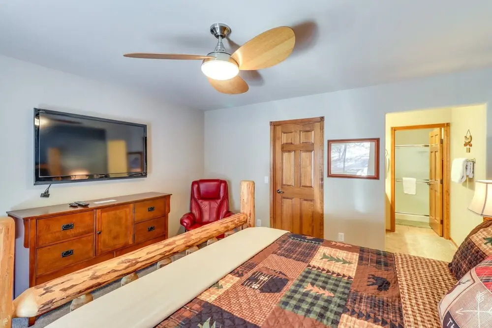 Relaxing Cabin w/ 2 Decks Near Fool Hollow Lake!