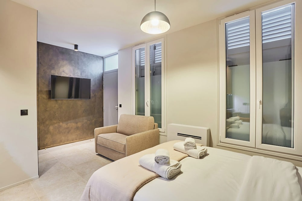 Suite Premium Facing the Chateau de Vincennes