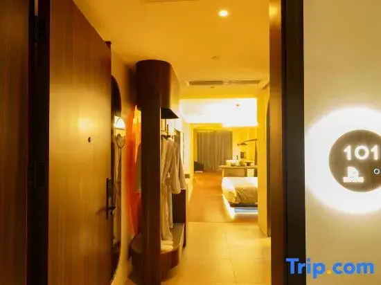 Nanning Leshell Waterside Hotel（Wanxiang City Fangte ASEAN God Painting Shop)
