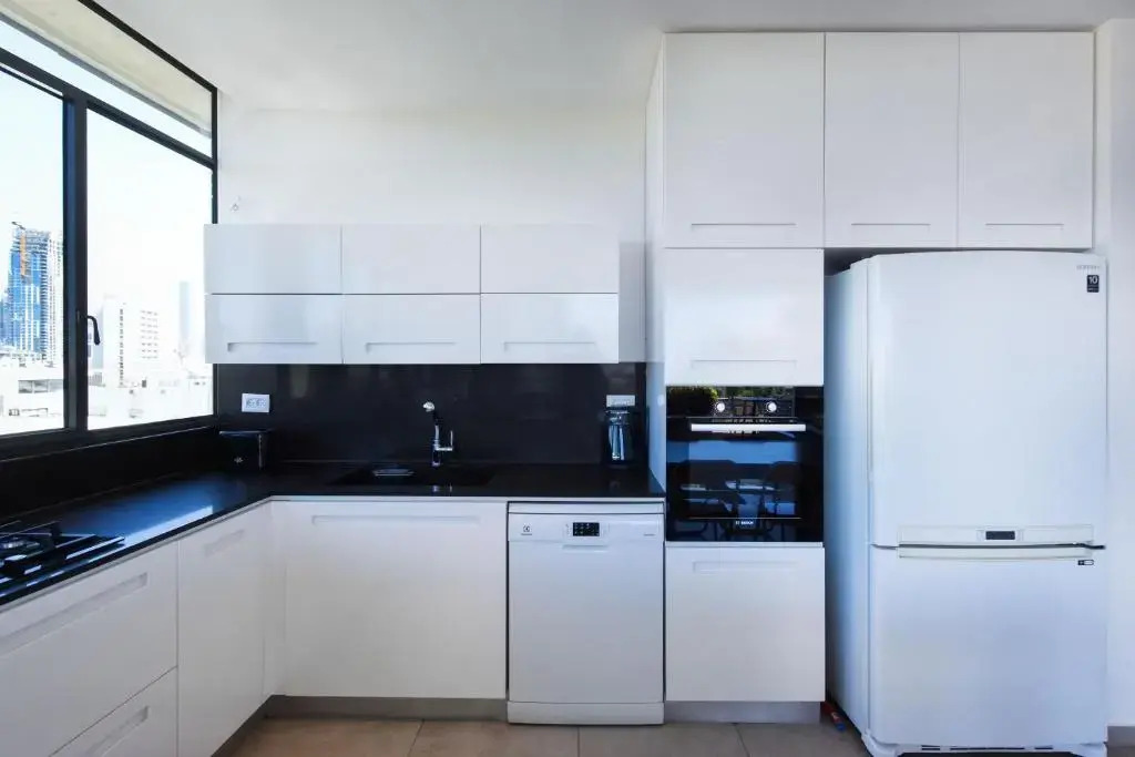 Stylish 2BR in Rothschild 128 by HolyGuest