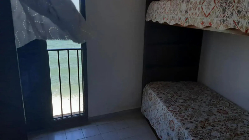 Apartamento na avenida da praia Martim de Sá com vista infinita pro mar em todos os cômodos.No 3o. quiosque próximo a prainha.Sinta-se na praia ouvindo o barulho das ondas e música dos quiosques.Com piscina adulto e infantil.