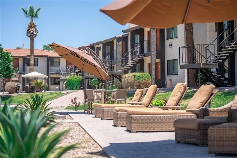 Scottsdale's Premium Short Term Getaway, Fully Furnished 1 Bedroom Homes, Free Golf, Cable, Utilities, Wi-fi, Parking, Pool, and Bike Trails- Unit 127 by Redawning