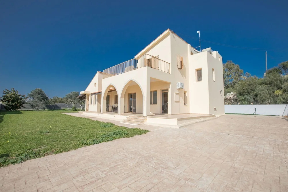 6 Bedroom Villa With Private Pool in the Area of Konnos