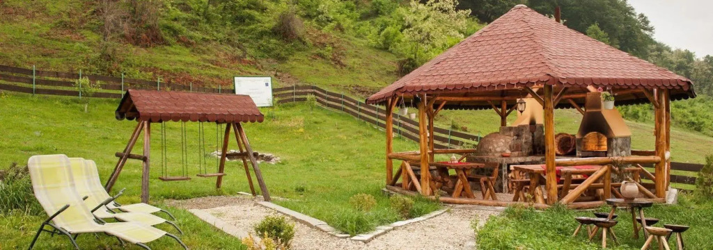 Pensiunea Castania - Pensiune cu piscina la munte