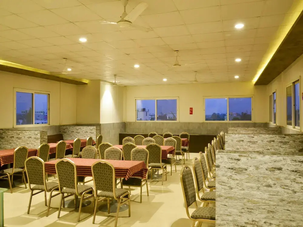 OYO 4448 Hotel Suresh Plaza