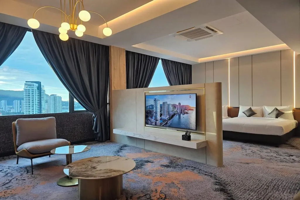 Hompton Hotel by the Beach