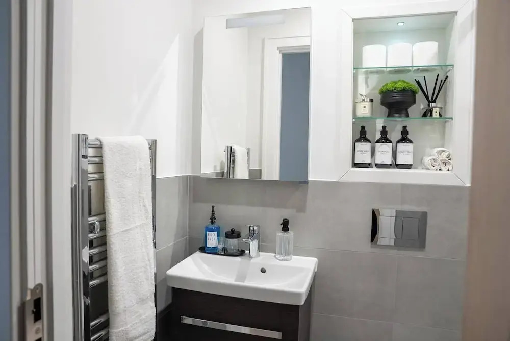 Tranquil London Apartment Near Coombe Hill House