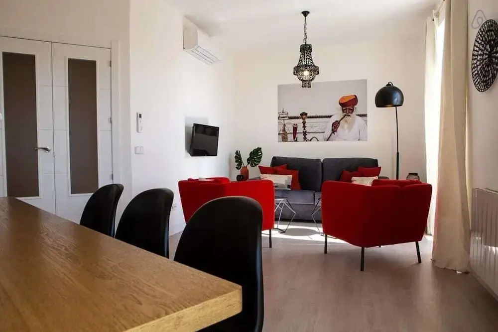 Sophisticated 3bed W/balcony 2min to Tube